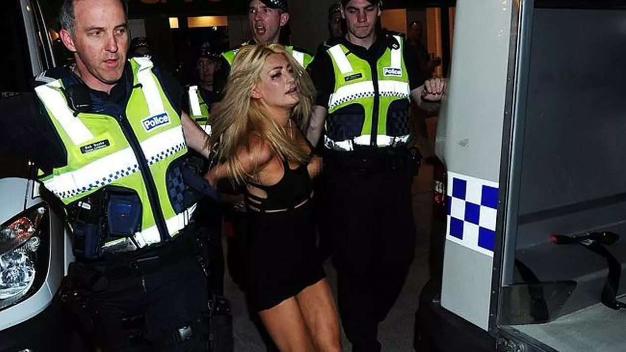 Incredibil! S-a dezbrăcat în pielea goală şi i-a atacat pe poliţişti cu pantofii cu toc cui! FOTO