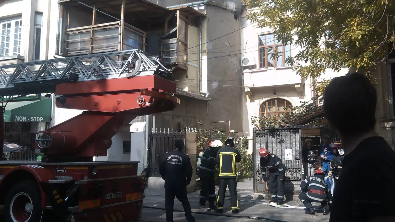 Tramvaiele 5, 16 şi 21 NU CIRCULĂ! INCENDIU în Centrul Vechi | FOTO 