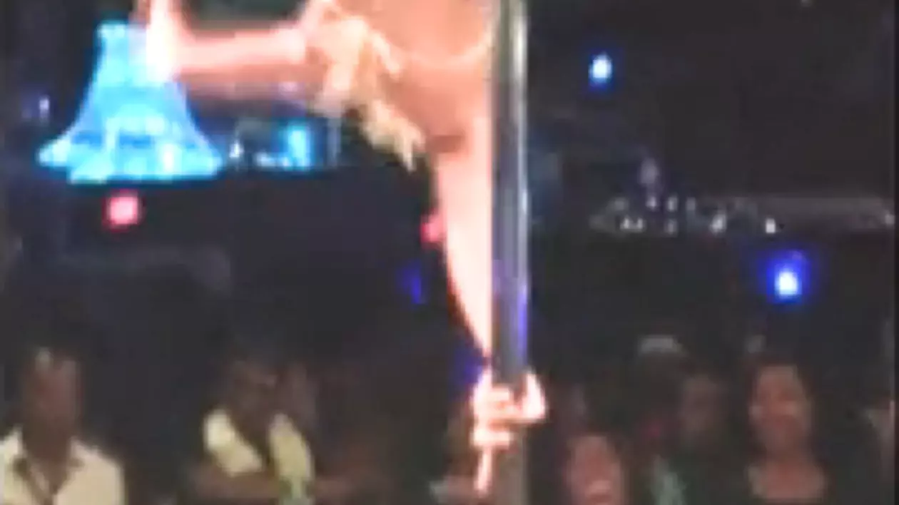 Te ia ameţeala! Fata asta DANSEAZĂ PE TAVANUL CLUBULUI | VIDEO DEMENŢIAL