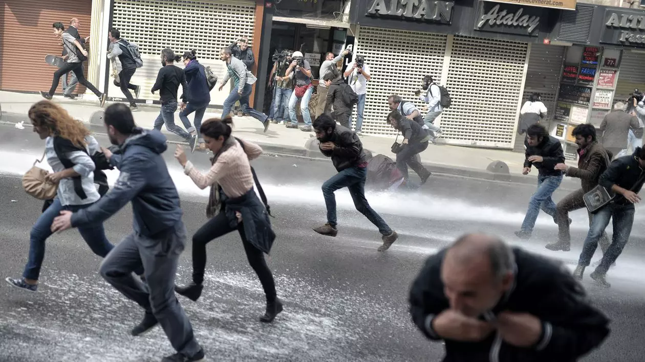 VIOLENŢE în TURCIA! Cel puţin 12 MORŢI în urma unor MANIFESTAŢII prokurde!