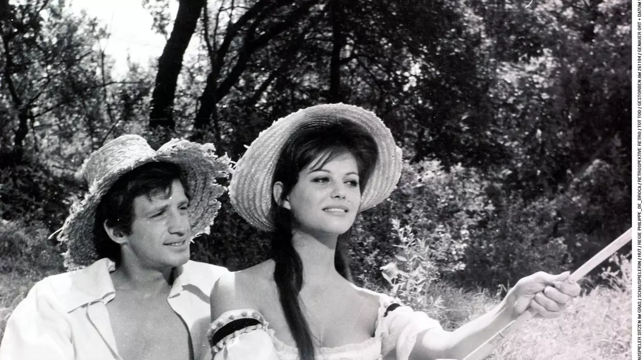 BĂTRÂNEŢE, HAINE GRELE! JEAN PAUL BELMONDO, GÂRBOVIT şi în BASTON! | FOTO