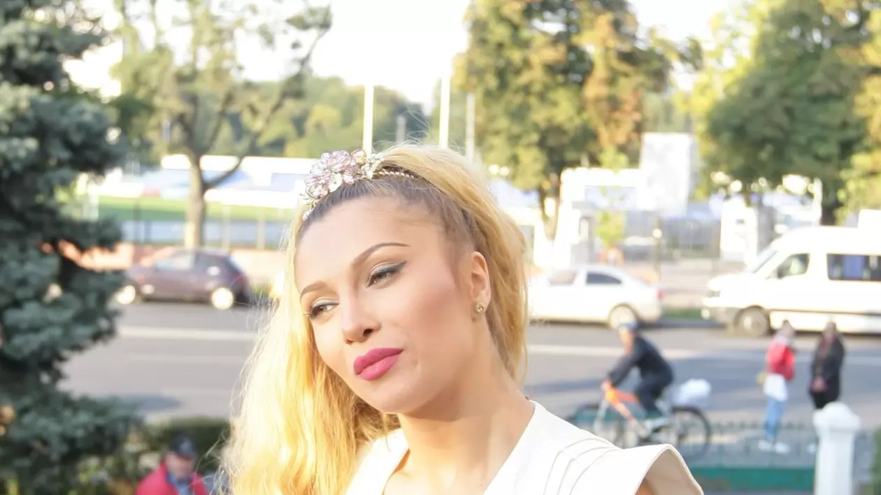 O doare-n COT de un posibil divorţ? LORA, SUPER SEXY la BOTEZUL fetiţelor lui MIHAI GRUIA! | FOTO