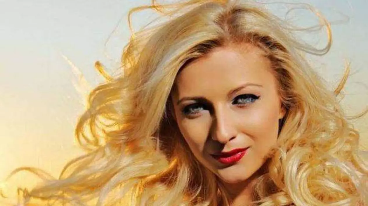 LORA, POZIŢII care STÂRNESC FANTEZII! EROTISM la COTE ÎNALTE! | FOTO