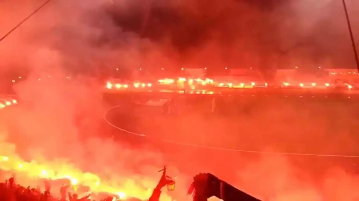 VIDEO INCENDIAR / Fanii unei echipe de liga a treia au transformat arena într-un ”IAD”!