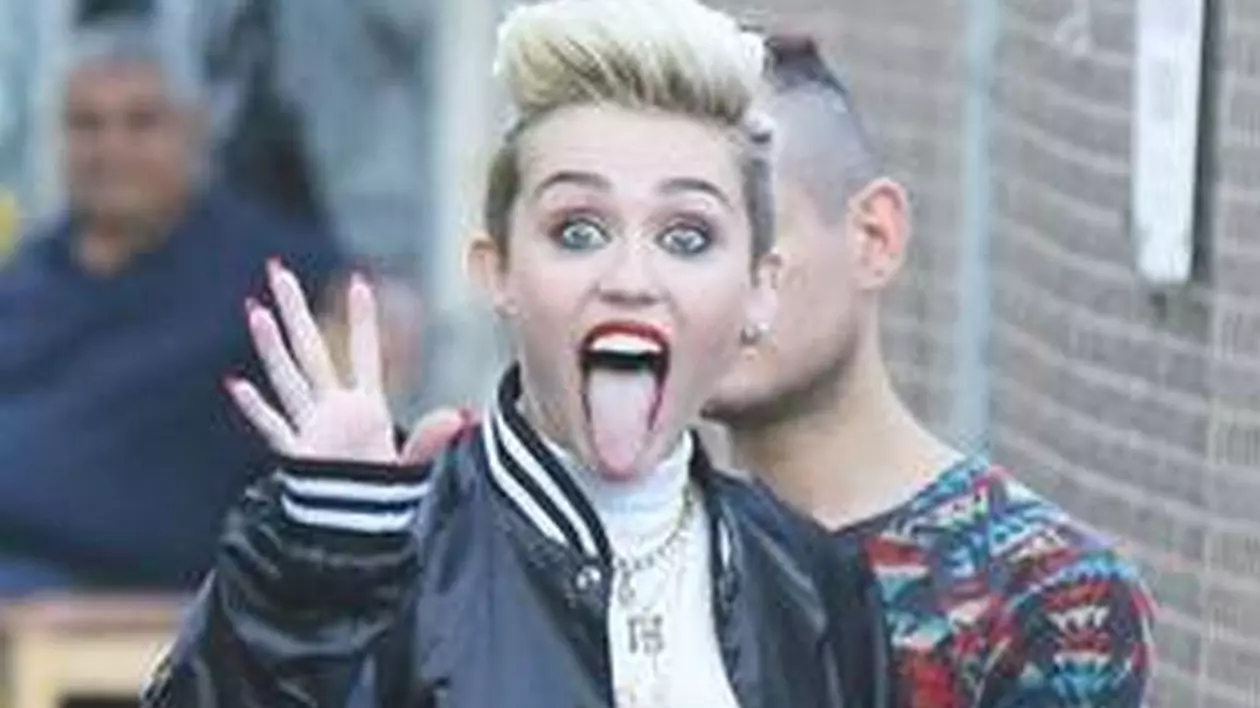 SCANDALOS! MILEY CYRUS, DEZBRĂCATĂ în pat! Îşi arată FUNDUL FĂRĂ CHILOŢI!