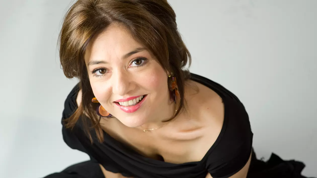 OANA SÂRBU A REFĂCUT MOMENTUL SĂRUTULUI din LICEENII! CINE este BĂRBATUL cu care s-a pupat?
