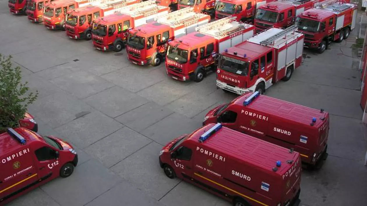 INCENDIU LA ATENEU, în Iași! Pompierii se luptă cu flăcările