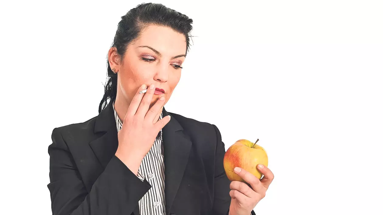 Fumezi? Mănâncă mere ca să reduci riscul de a te îmbolnăvi