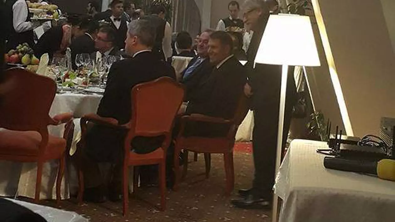 EXCLUSIV | IOHANNIS sărbătoreşte câştigarea alegerilor alături de colegii de partid