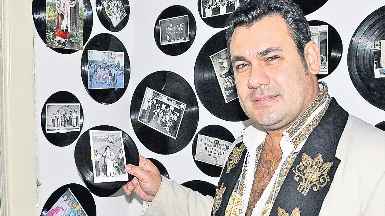 Ionuț Dolănescu, țintuit în fața fotografiilor tatălui său