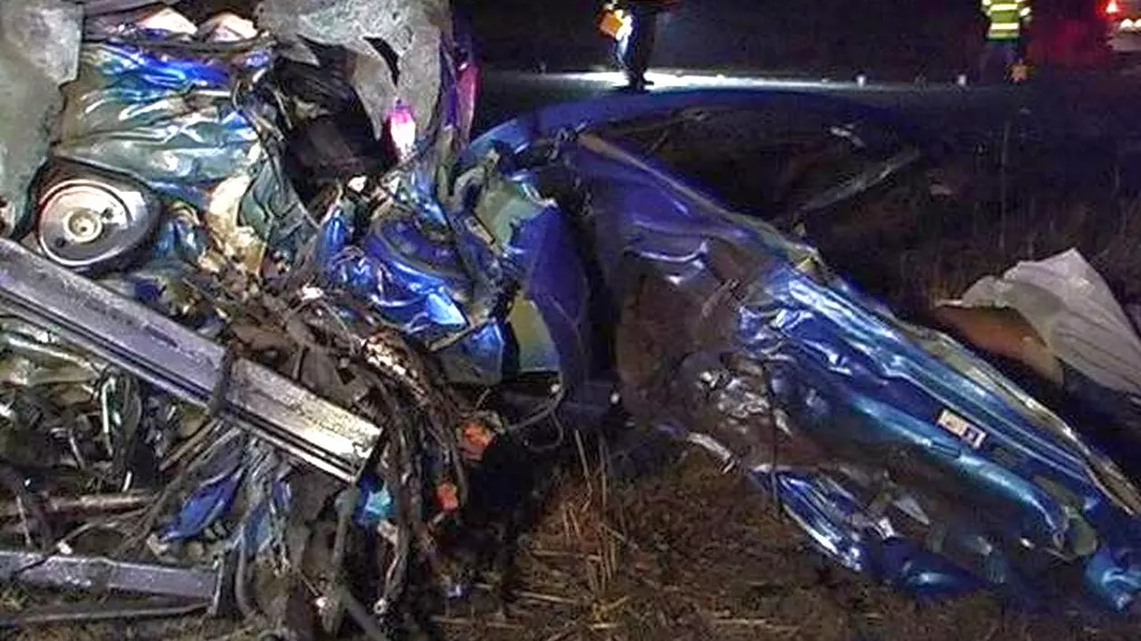 Accident grav în Arad! Patru tineri, încarceraţi după ce s-au răsturnat cu maşina