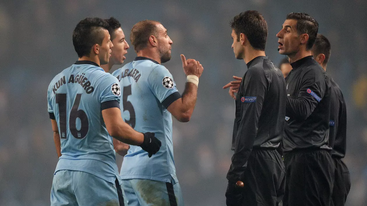 VIDEO / Gafa anului în arbitraj! Un jucător s-a împleticit, dar a obţinut penalty
