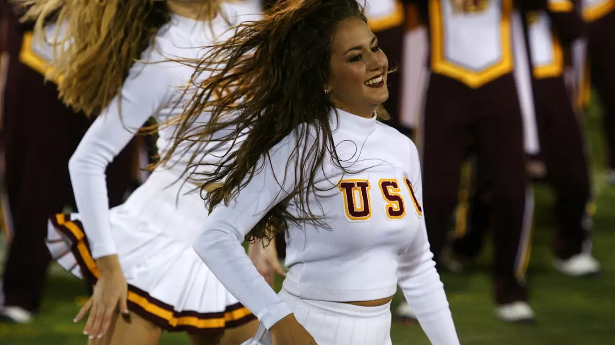 Placaj la majoretă! O tânără a fost lovită de un jucător de fotbal american
