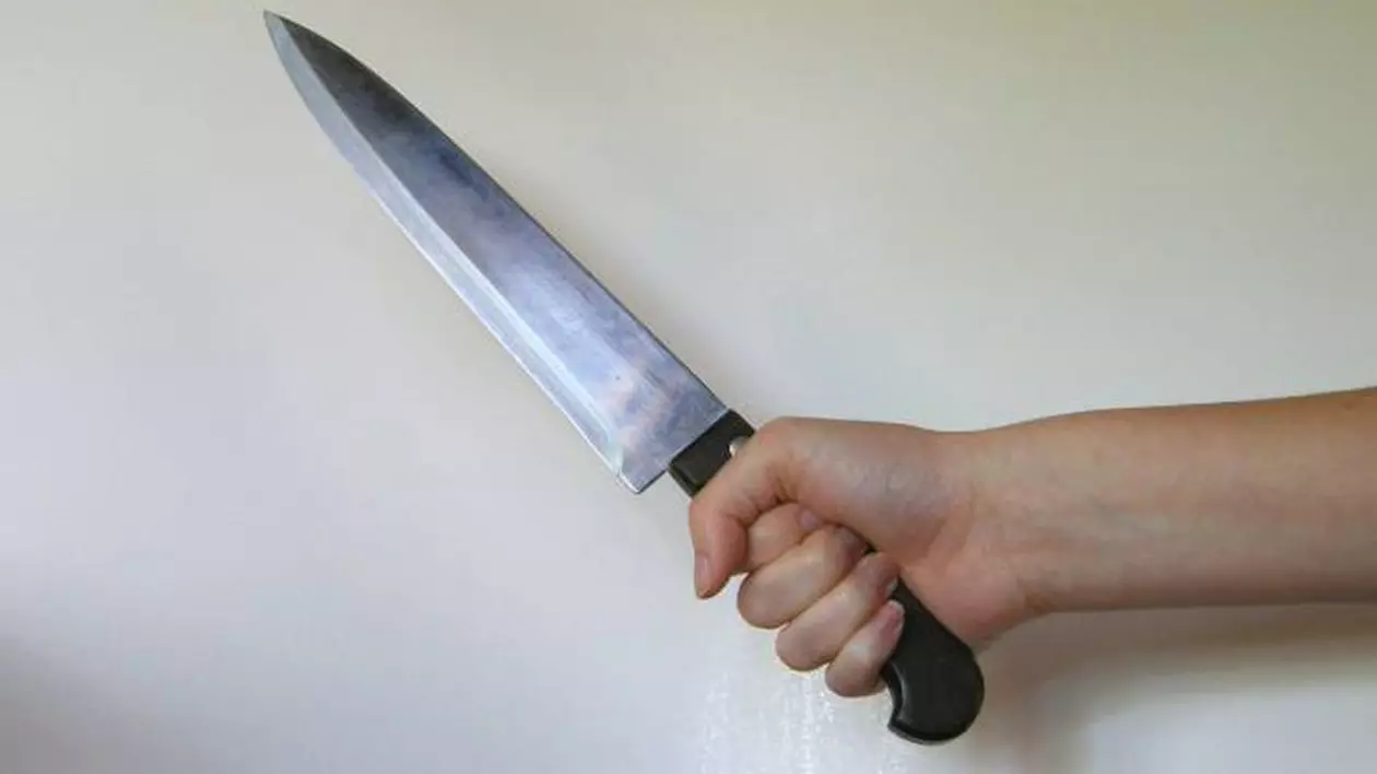 Incident şocant la Braşov! Un tânăr care livra pizza, înjunghiat de doi clienţi de 18 ani