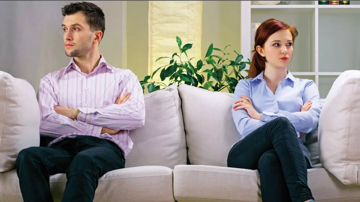 Divorțați, sub același acoperiș! CE FACEȚI dacă sunteți NEVOIȚI SĂ TRĂIȚI AȘA?
