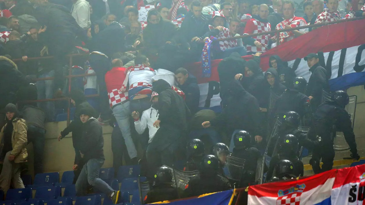 VIDEO / Partida Italia - Croaţia, întreruptă de suporterii oaspeţi