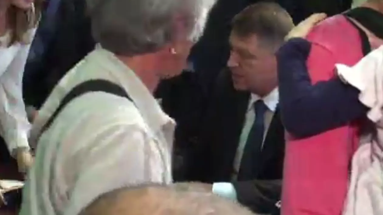 Moment emoționant la lansarea cărții lui Iohannis! Ce i-a spus PREȘEDINETLE UNEI MAME! FOTO