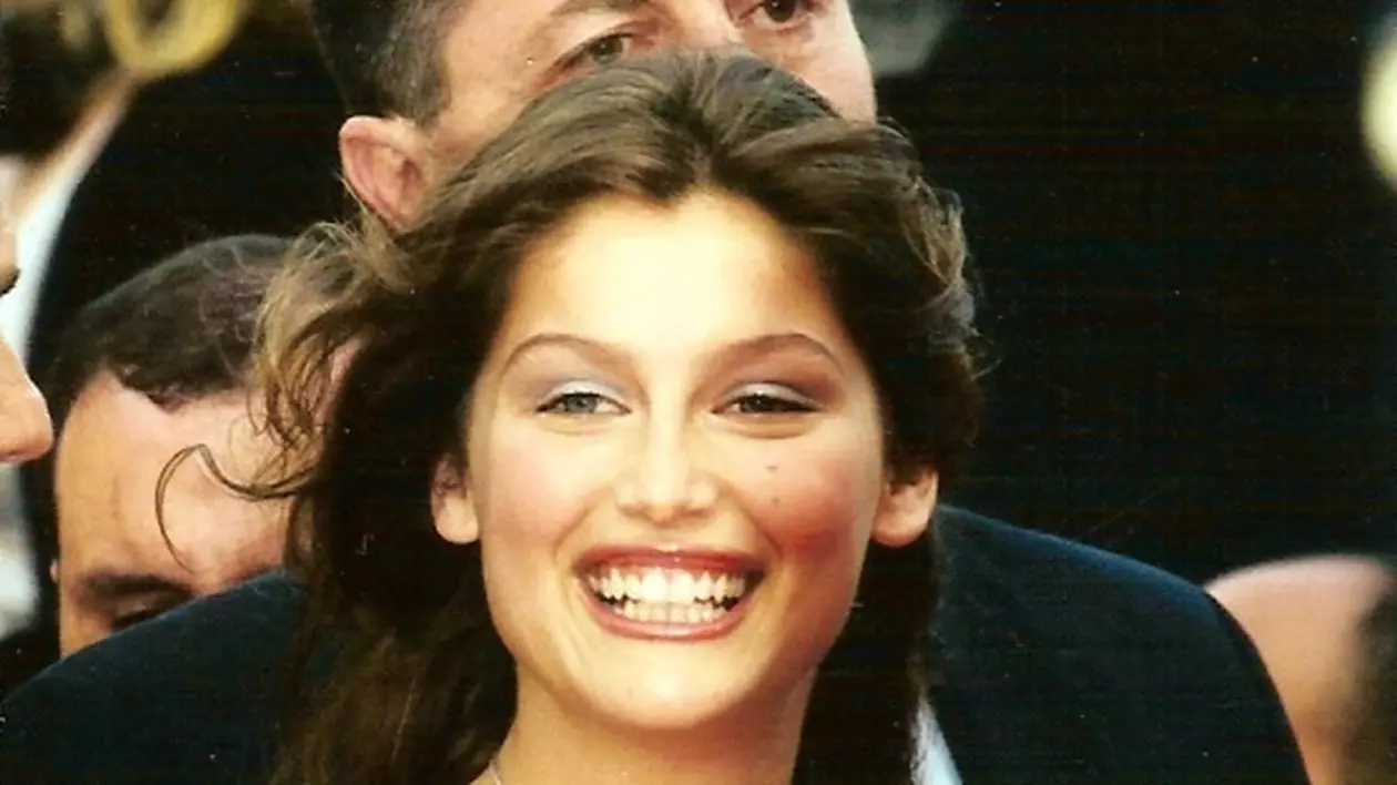 SENZAȚIE! CELEBRA ACTRIȚĂ Laetitia Casta, MAMĂ a TREI COPII, a POZAT GOALĂ | FOTO în ARTICOL
