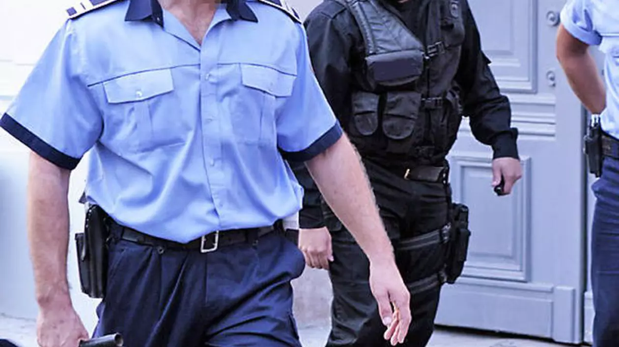 Dosar penal pentru poliţiştii bucureşteni acuzaţi ca au bătut un ziarist în Centrul Vechi