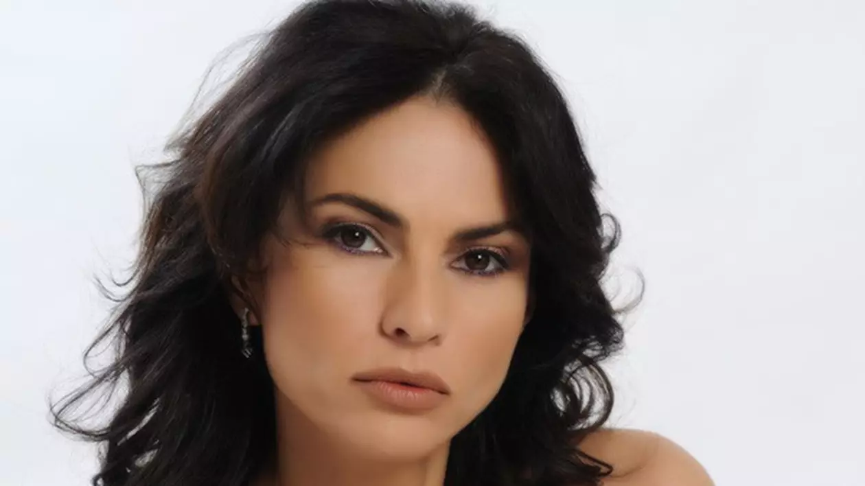 Ramona Bădescu, BLOCATĂ 8 ORE, PE AEROPORT, în București! Ce s-a întâmplat cu vedeta