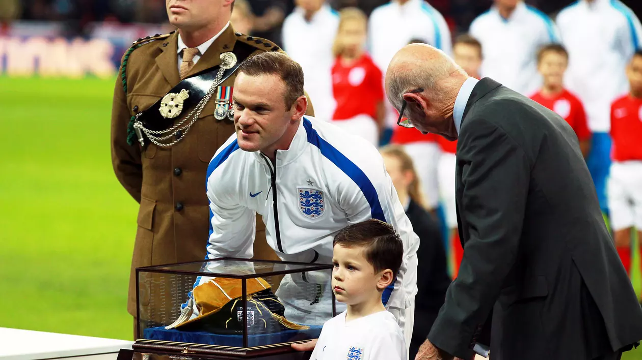 Wayne Rooney a bifat meciul 100 la naționala Angliei și a fost premiat în prezența lui Bobby Charlton