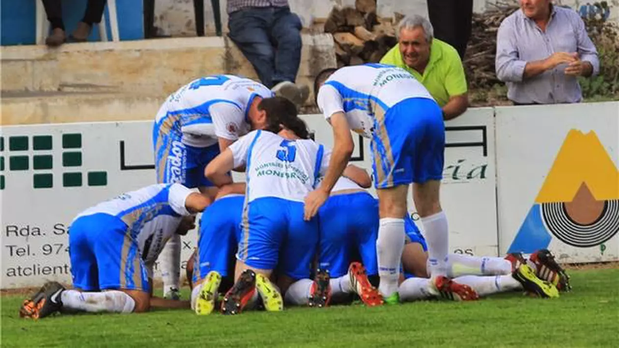 VIDEO FABULOS / Cel mai frumos gol marcat în ISTORIE de un portar. ^Un român a văzut pe viu minunea