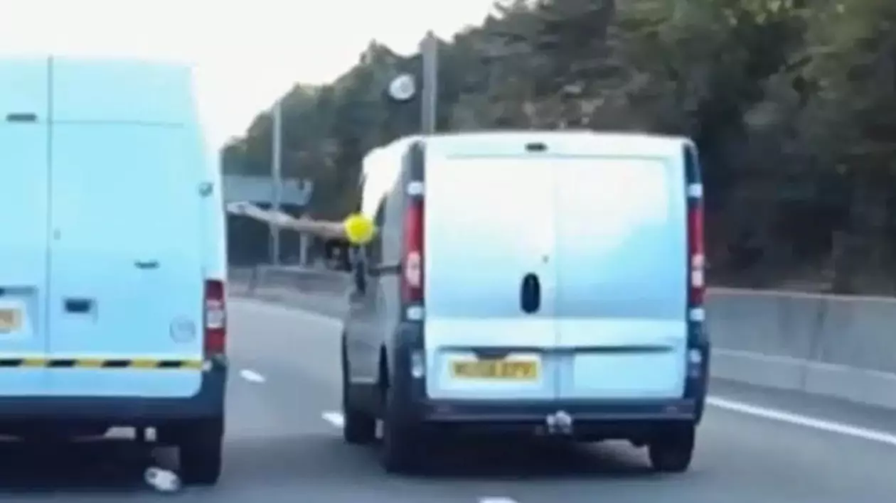 Incredibil! Ce a făcut şoferul unei autoutilitare, în timp ce conducea cu 100 km/h pe autostradă | VIDEO
