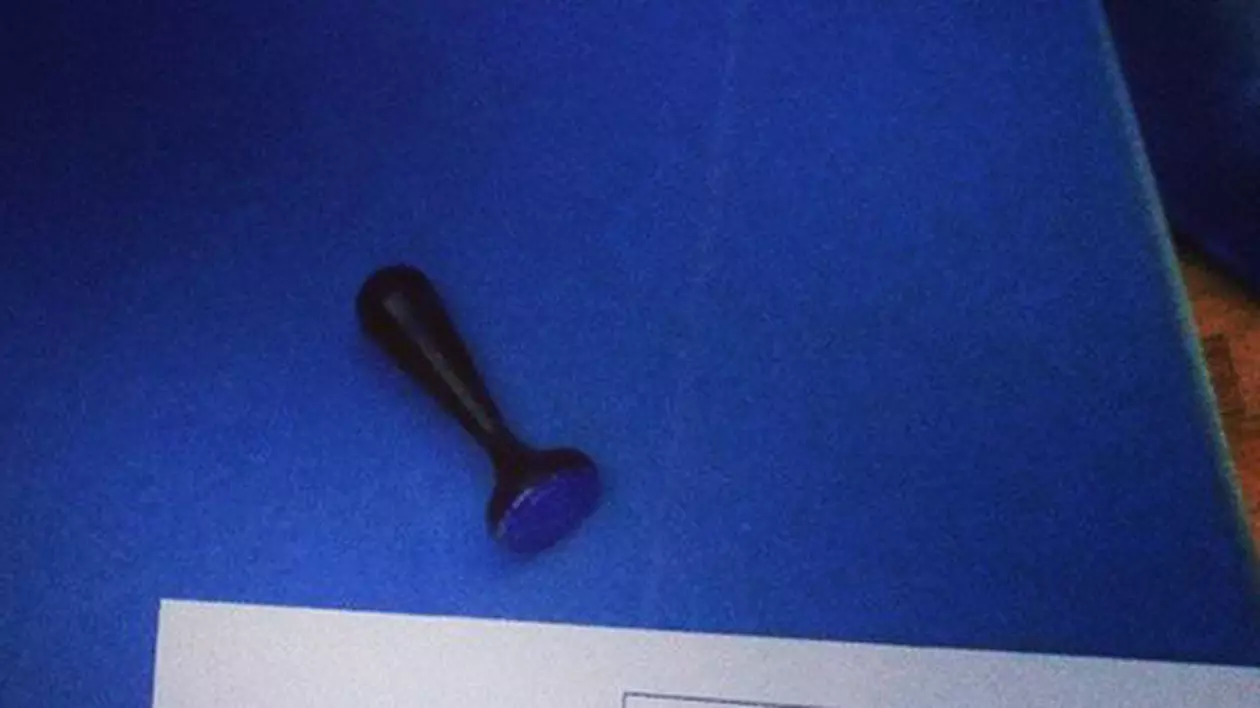 SENZAȚIONAL! Ștampila de vot DISPĂRUTĂ ÎN PRIMUL TUR a fost ADUSĂ ÎNAPOI în TURUL DOI! Cine O LUASE?