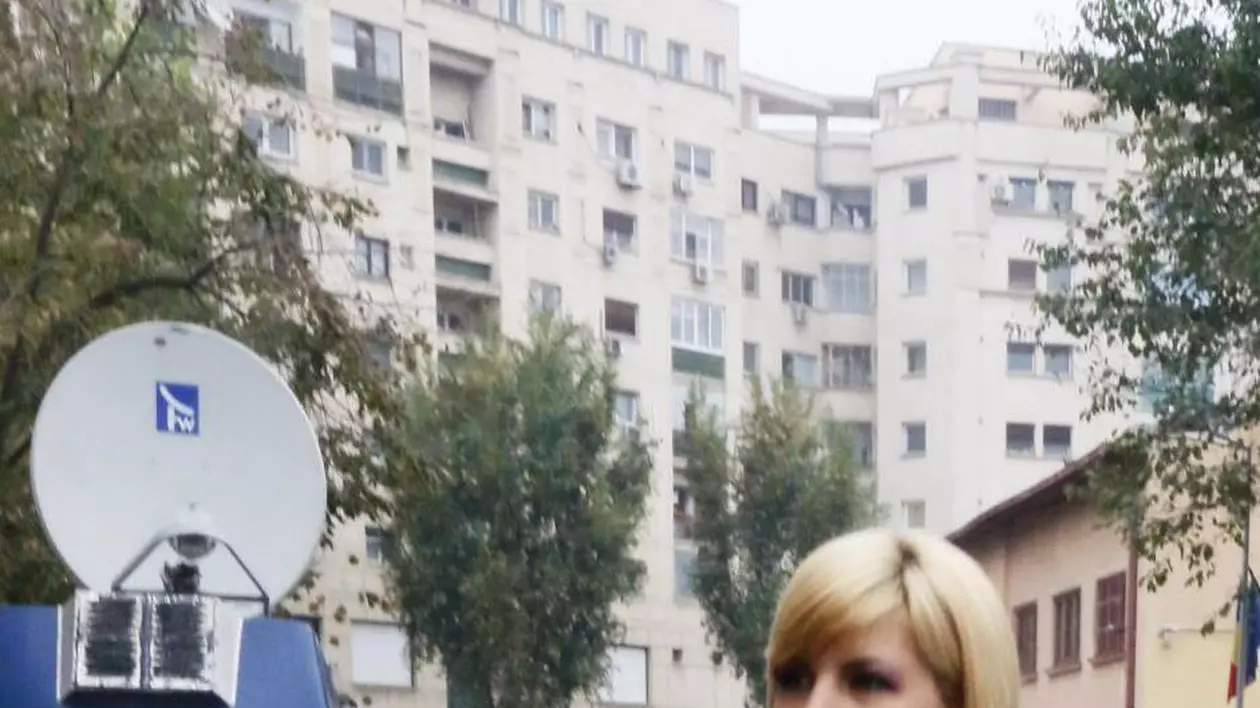 ELENA UDREA, ELEGANTĂ, RAFINATĂ, dar a UITAT un DETALIU STÂNJENITOR! | FOTO | Alegeri prezidentiale 2014