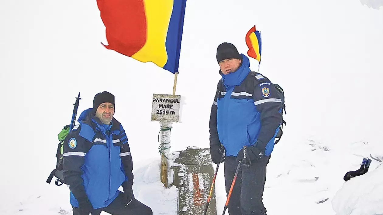 Au arborat drapelul în vârf de munte