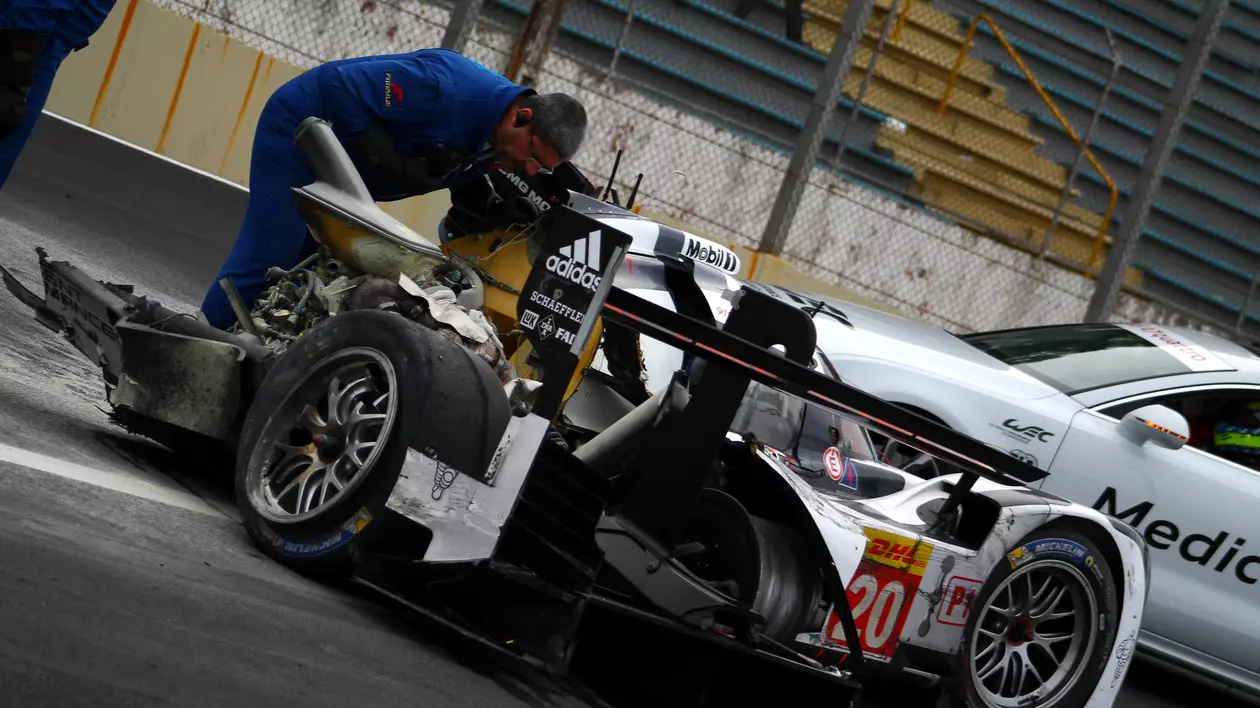 F1: Mark Webber, de la Porsche, a scăpat nevătămat dintr-un accident TERIBIL: noroc ”porschesc”!