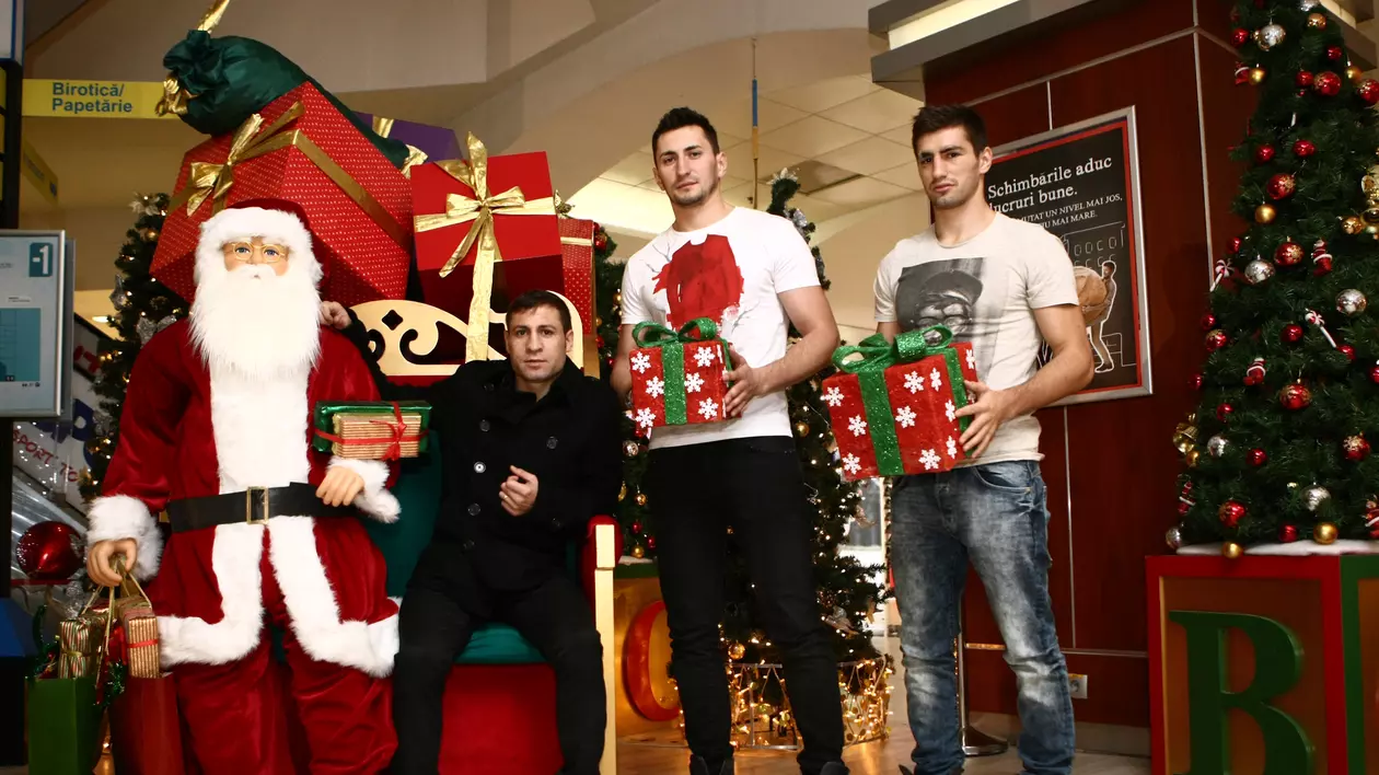 Viorel Simion, Cezar și Bogdan Juratoni au fost ”Moși sportivi” pentru copii într-un mall bucureștean