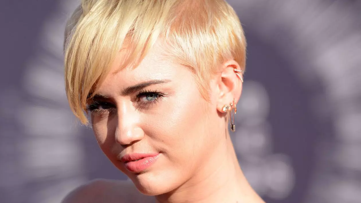 CHIAR că NU MAI ARE NIMIC de ASCUNS! MILEY CYRUS și-a SCOS SFÂRCURILE la ÎNAINTARE!