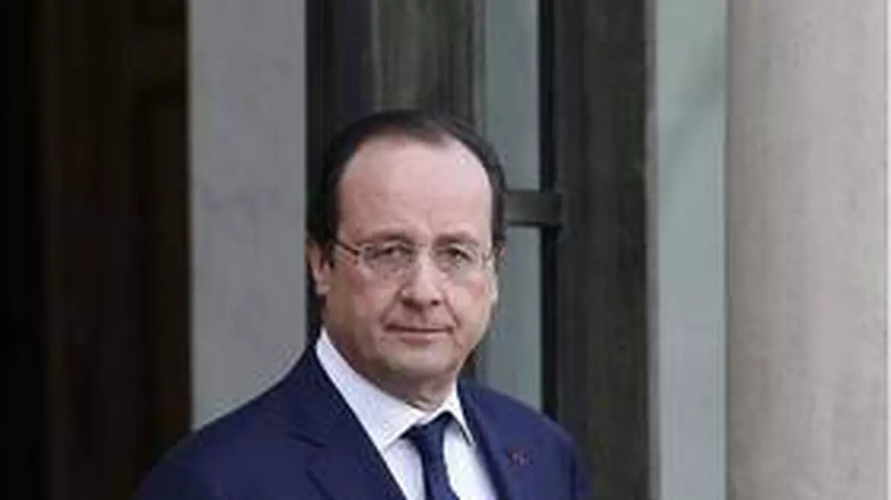 Francois Hollande a primit cadou o cățelușă