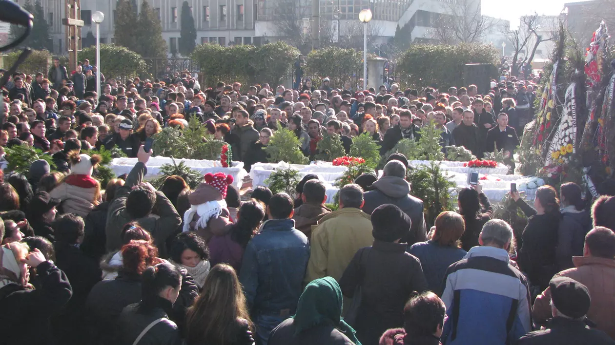 Cu bine, îngeraşi! Tatăl şi cei şase copii asfixiaţi în casă au fost înmormântaţi