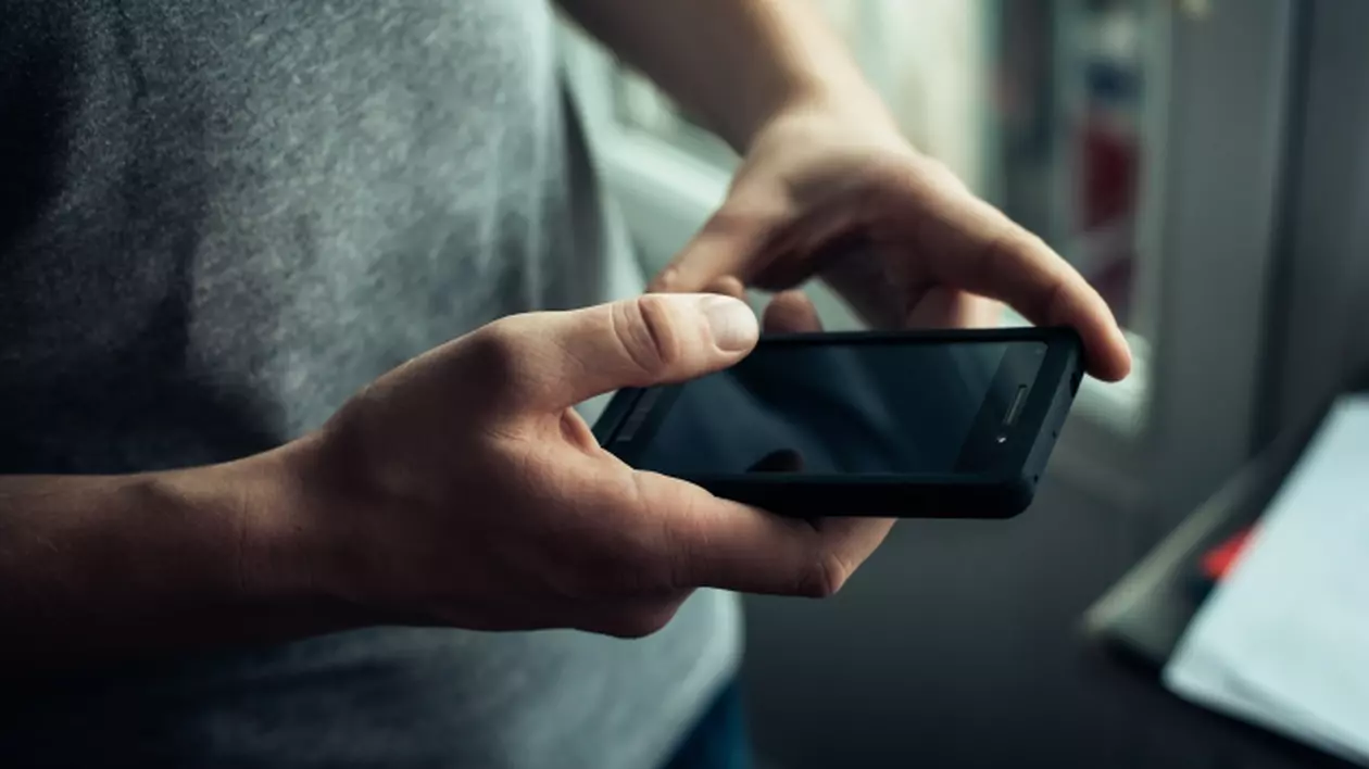 Raport Google. Câți români folosesc smartphone și ce fac cu el