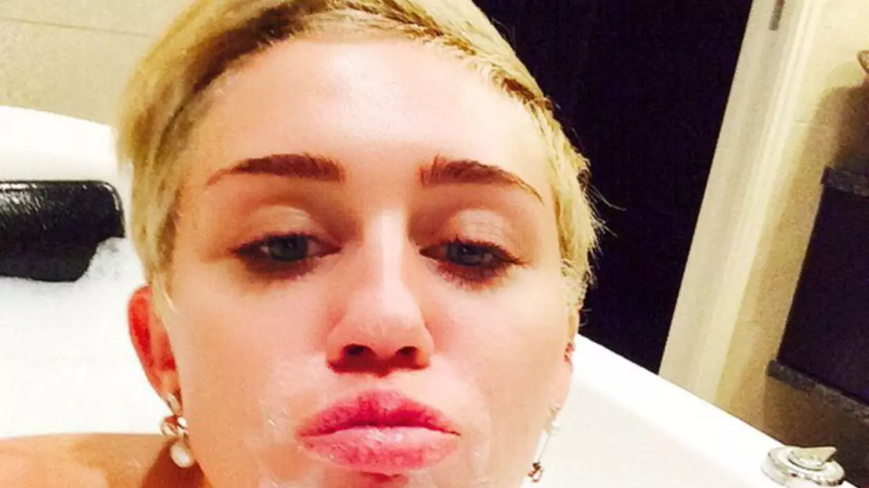 Poza care i-a șocat pe fanii lui Miley Cyrus! Cântăreața, fotografiată complet goală în baie | FOTO