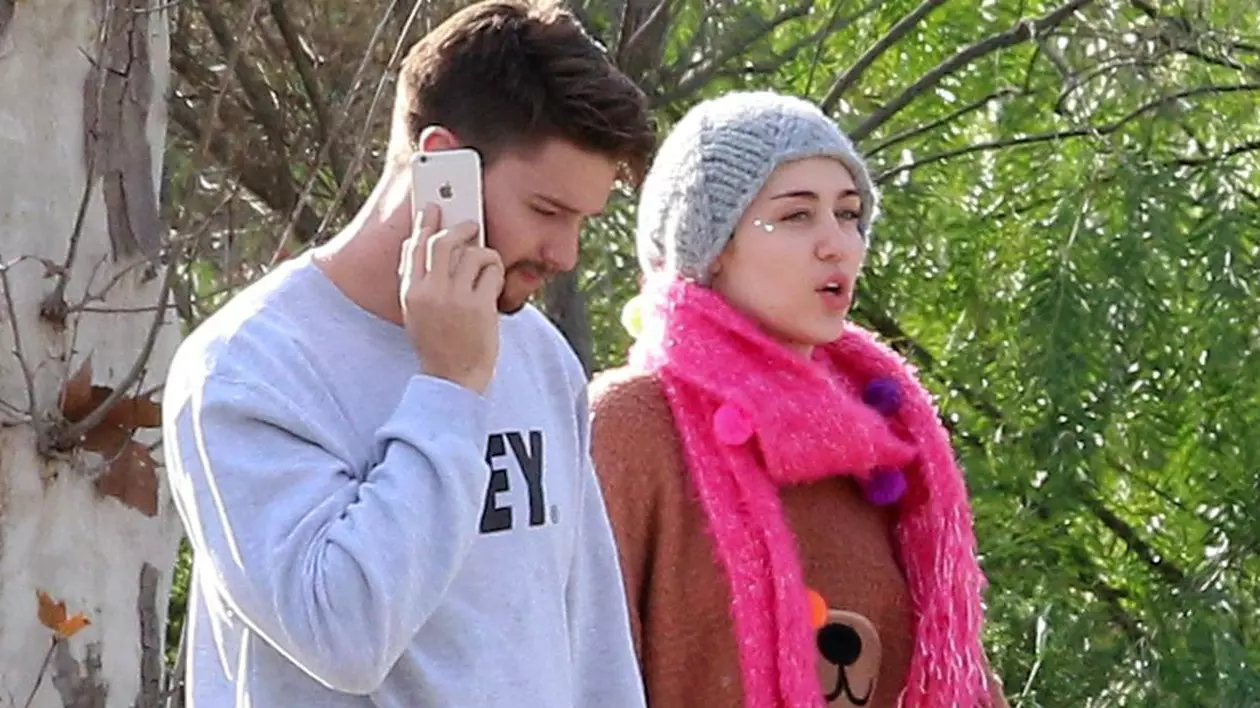 Fiul lui Arnold Schwarzenegger renunţă la 50 de milioane de dolari pentru Miley Cyrus?