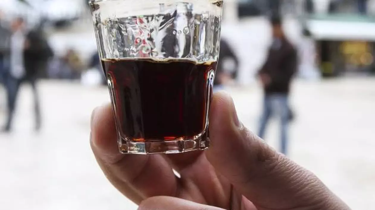 Alcool de CONTRABANDĂ în CLUBURILE BUCUREȘTENE! În rețeaua traficanților apare și o pensionară