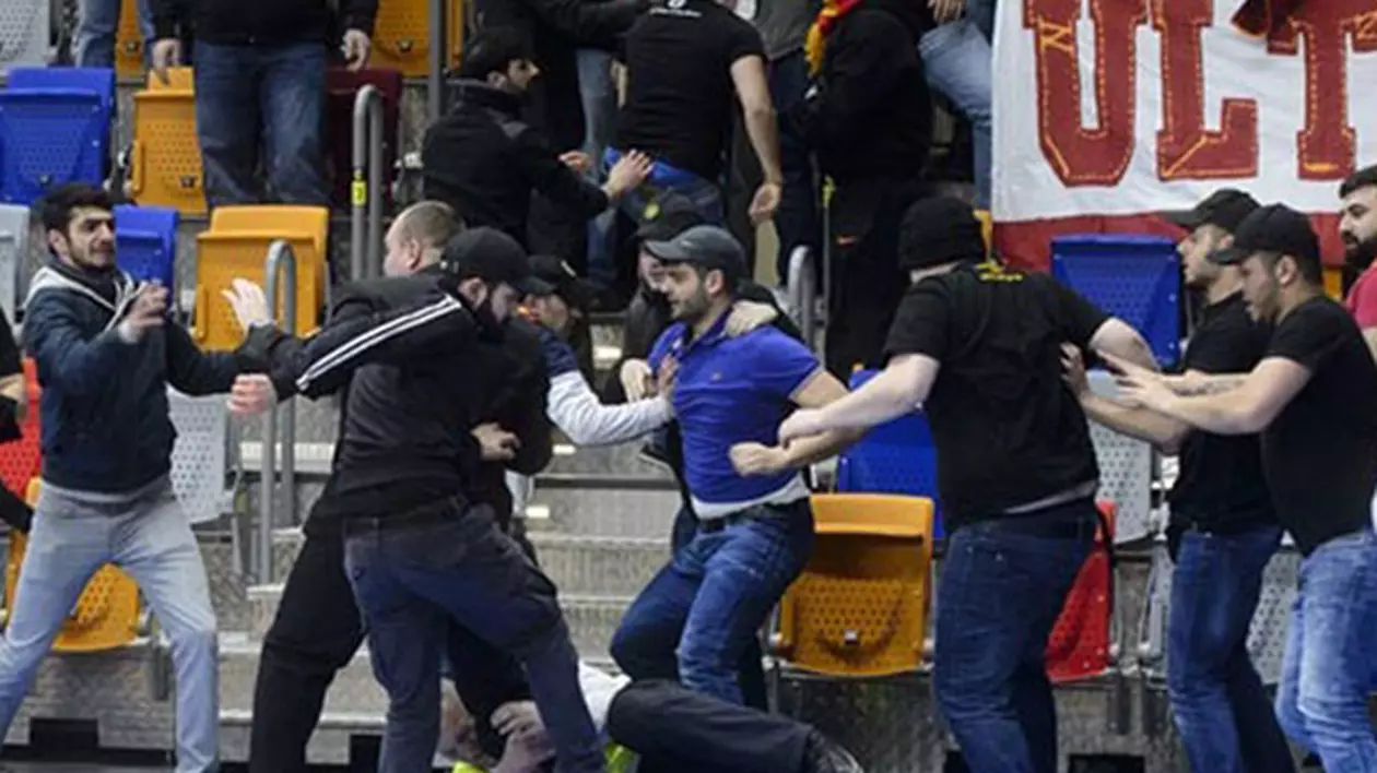 BĂTAIE ca-n șapte păcate la meciul de fete USK Praga - Galatasaray Istanbul, din Euroligă!
