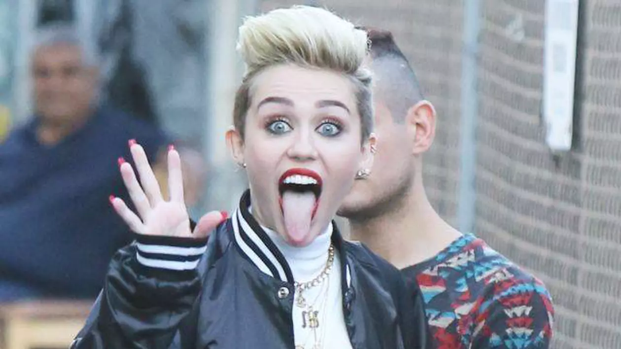 HOT DE TOT! Miley Cyrus, GOALĂ, în poala unei blonde fără sutien! FOTO +16