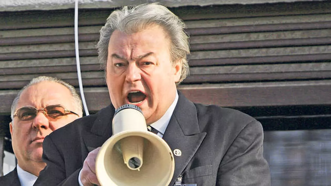 Efectele sărăciei! Vadim Tudor a scos România mare la vânzare! Vezi cât cere pe ziarul lui de suflet 