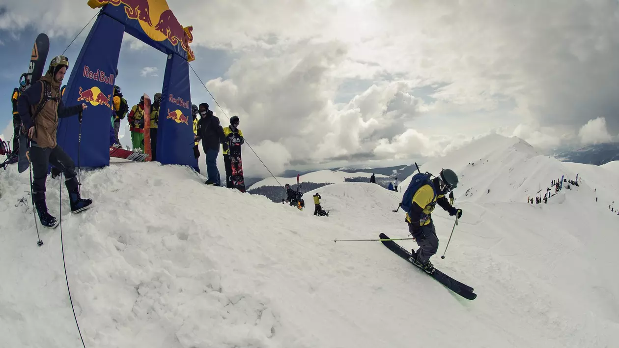 La Câmpul lui Neag, lângă Hunedoara, 110 schiori și snowboarderi au cucerit muntele!