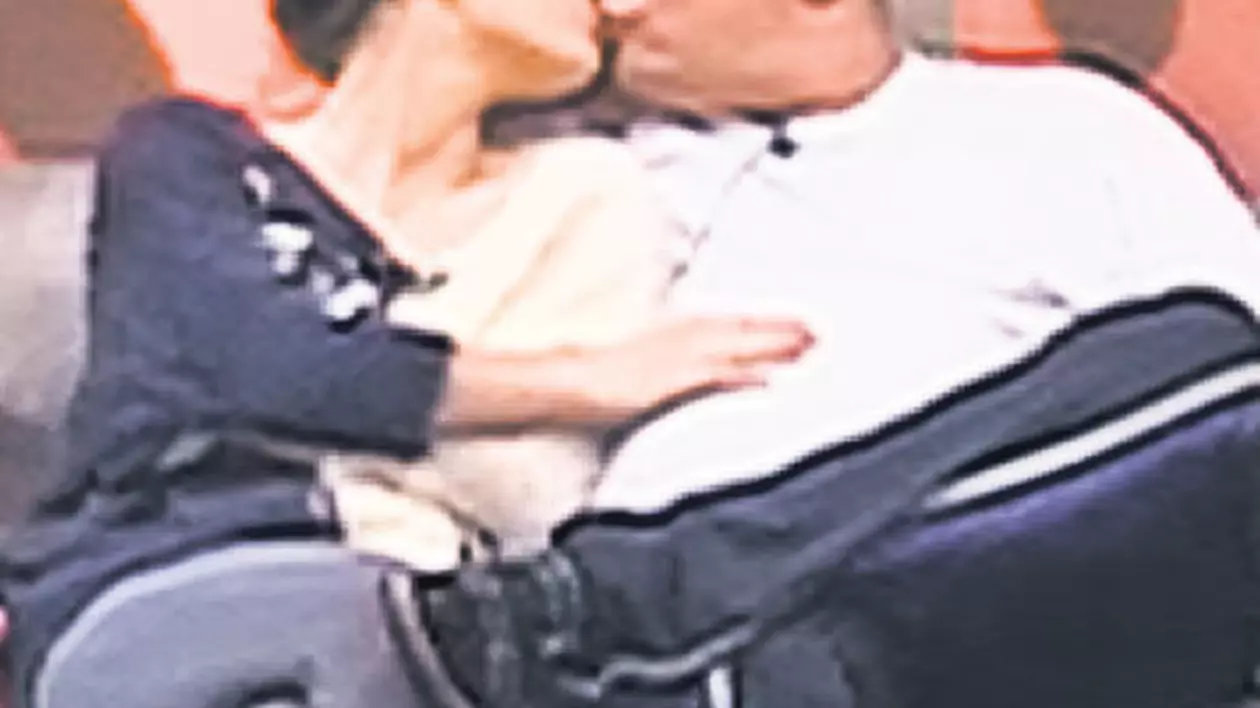 Se pune de un adulter la TV? Doi concurenţi din show-ul «Iadul bucătarilor» se sărută cu foc