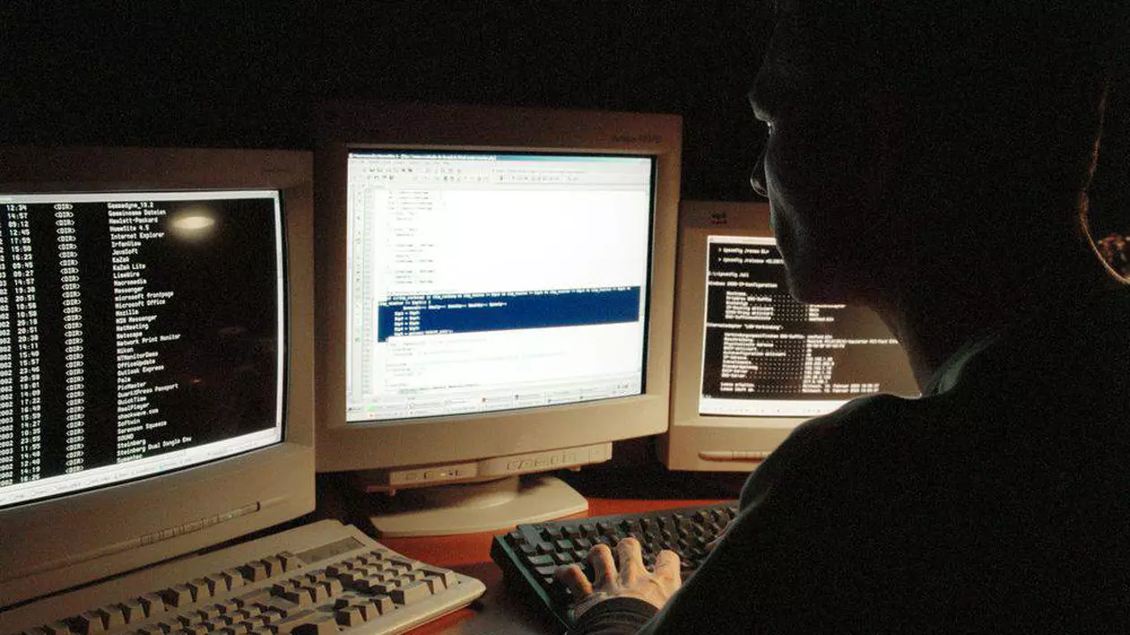 Au strâns ilegal 850.000 de euro,  din vânzări fictive pe internet. Din rețea făcea parte și un polițist