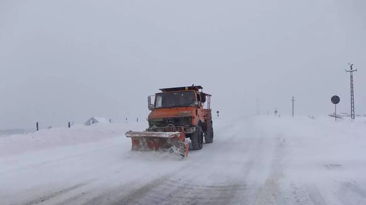 Circulație restricționată pentru mașinile de peste 7,5 tone pe DN73, în Argeș, din cauza ninsorii. Manevre suspendate în porturile Mării Negre