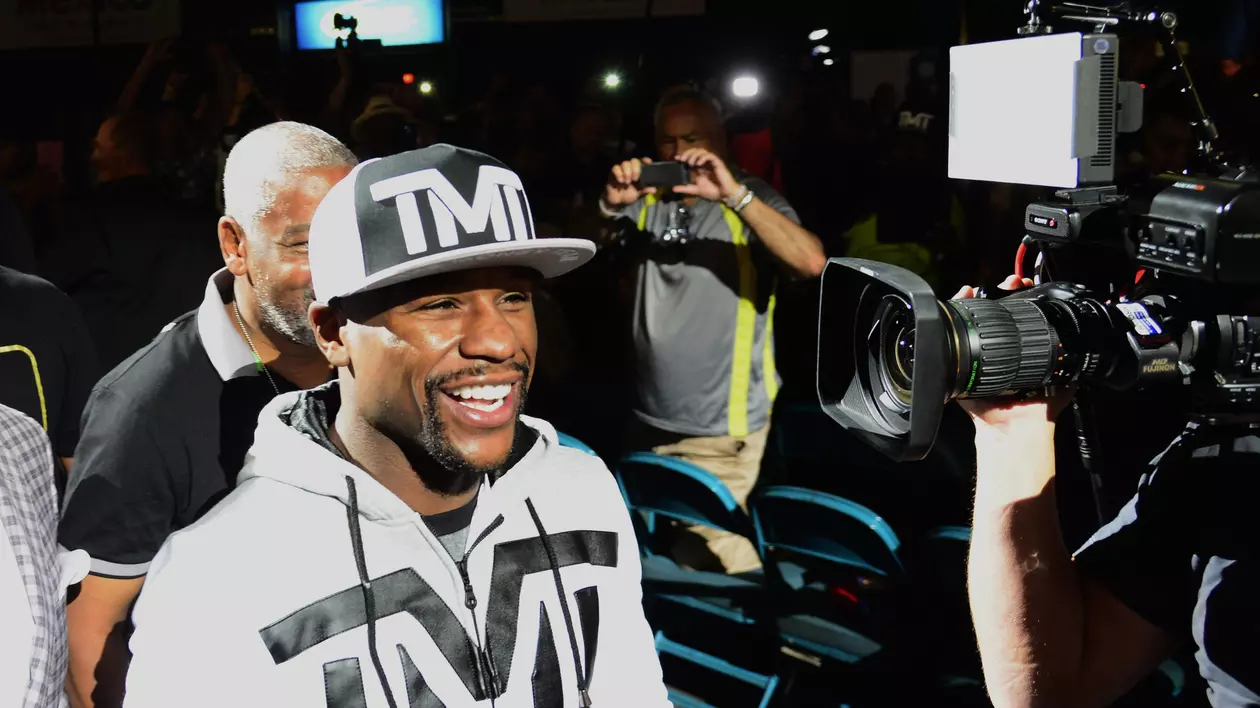 MECIUL SECOLELOR / Americanul Floyd Mayweather mănâncă hot dogs la ora 3