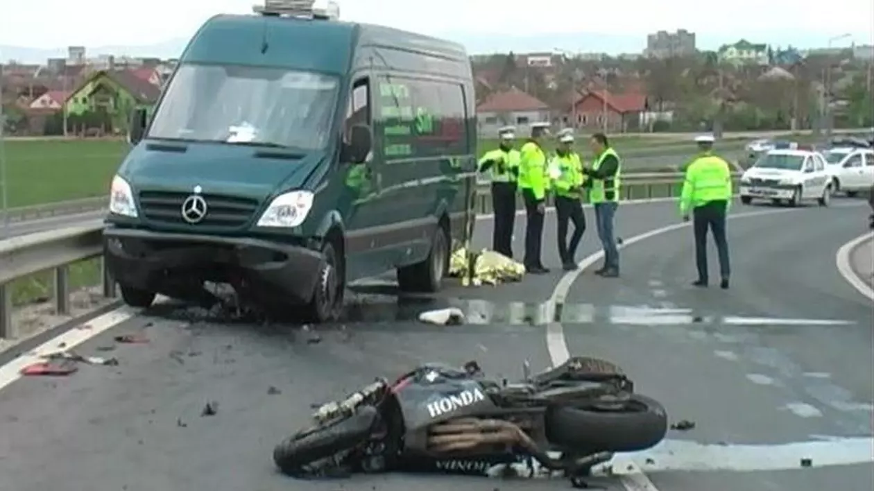 Tragedie la Arad! A murit după ce s-a izbit cu motocicleta de un microbuz
