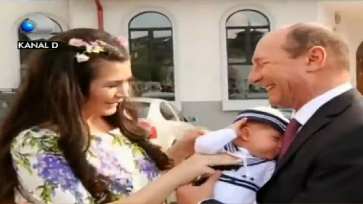 Elena Băsescu ȘI-A BOTEZAT băiețelul și vrea ÎNCĂ UN COPIL 
