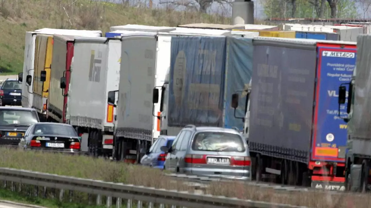 Autostradă blocată de un tractor! Poliţiştii au rămas fără cuvinte când au văzut cine era la volan